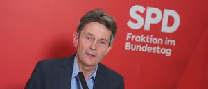 Gibt dem Kanzler bei Waffenlieferungen faktisch freie Hand: Rolf Mützenich, Vorsitzender der SPD-Bundestagsfraktion.