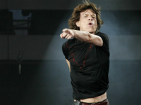 Mick Jagger vorn, dahinter die Polizei.