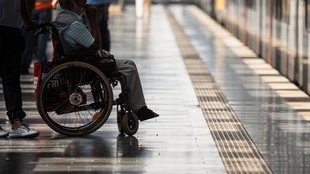 Ein Rollstuhlfahrer steht auf dem Bahnsteig eines Bahnhofs. (Symbolbild)