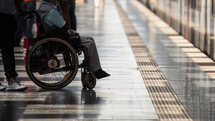 Rollstuhlfahrer haben es an Bahnhöfen nicht leicht.