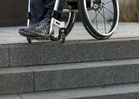 Endstation. Treppenstufen am Bahnhof - häufig im ländlichen Raum - sind für Rollstuhlfahrer oft ein unüberwindbares Hindernis.