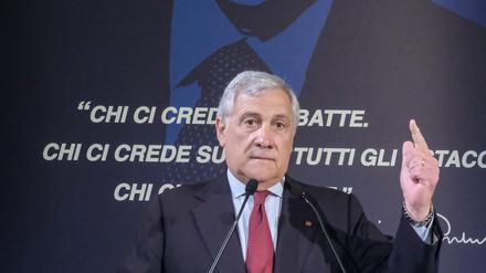 Im Schatten des Alten: Antonio Tajani nach seiner Wahl zum Parteichef.