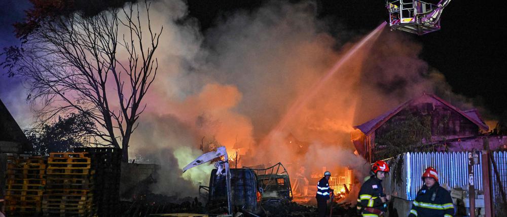 Feuerwehrleute versuchen am 26. August 2023 die Brände nach Explosionen an einer Flüssiggastankstelle im rumänischen Crevedia nahe Bukarest zu löschen.
