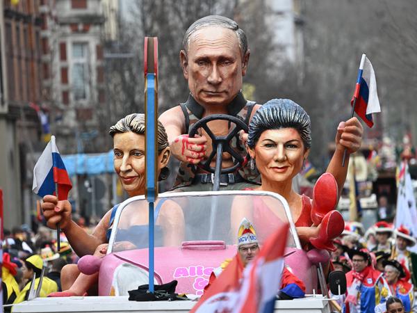 In Mainz steuert Wladimir „Ken“ Putin im Barbie-inspirierten Wagen durch die Straßen. Mit dabei, Alice Weidel und Sahra Wagenknecht.
