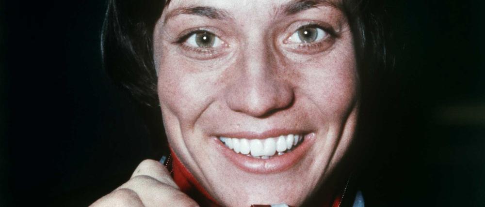 Die deutsche Skirennfahrerin Rosi Mittermaier zeigt Februar 1976 ihre Medaillen. 