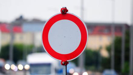 Ein Verkehrsschild weist in Berlin auf eine Sperrung hin. (Symbolbild)