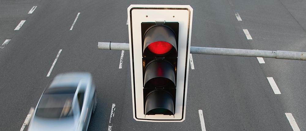 Ein Auto fährt an einer roten Ampel in Hannover (Niedersachsen) vorbei. (Archivfoto, Symbolbild)
