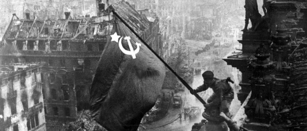 Der sowjetische Soldat Militon Kantarija aus Georgien hisst im Mai 1945 die sowjetische Flagge auf dem Reichstag in Berlin. 