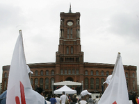 Das Rote Rathaus mit der Flagge von Berlin