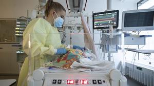 Eine Intensivpflegerin versorgt auf der Kinder-Intensivstation einen am Respiratorischen Synzytial-Virus (RSV) erkrankten Patienten, der beatmet wird.