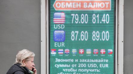 Der Wechselkurs des US-Dollars zum russischen Rubel an der Moskauer Börse liegt zum ersten Mal seit April 2022 über 80. 