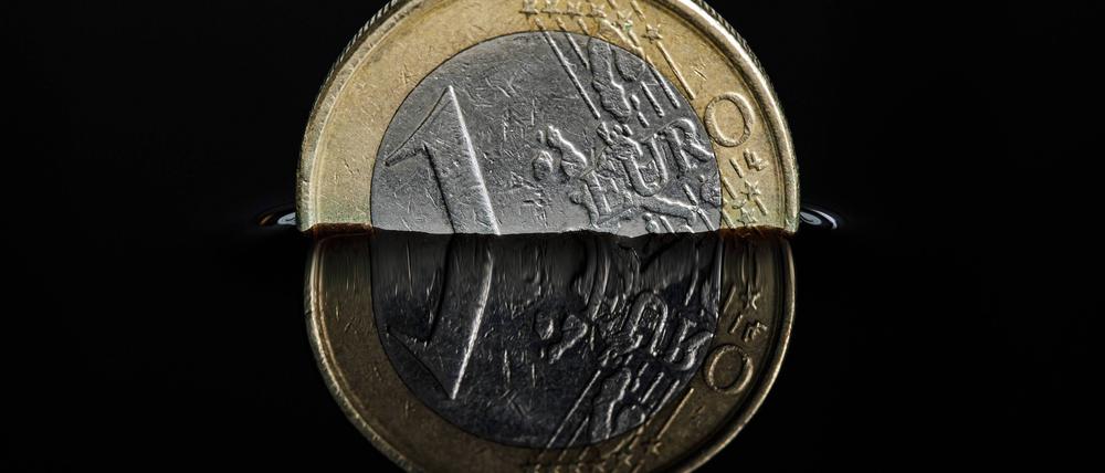  Euro-Münze in einer dunklen Flüssigkeit