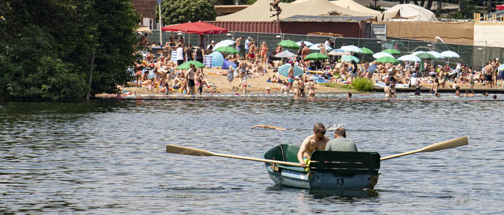 Ein Ruderboot fährt auf dem Plötzensee.