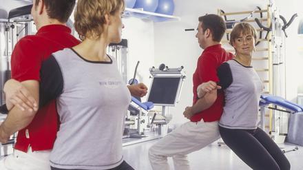 Stabil werden. Patienten lernen, wie sie ihre Rückenschmerzen beeinflussen können: Die Antworten liegen in der Stabilisierung, Haltung und Bewegung des Körpers. Dazu zeigen die Therapeuten den Patienten, wie sie möglichst gut ihre rückenstabilisierende Muskulatur trainieren können. Denn trainierte Muskeln verbessern die Haltung.  
