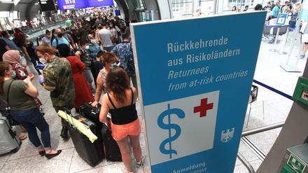 Ansturm von Reiserückkehrern und Einreisenden im Flughafen Frankfurt.