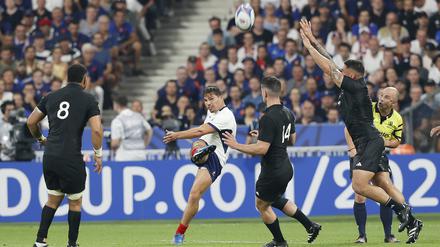 Frankreich konnte das Eröffnungsspiel der Rugby-WM überraschend gegen Neuseeland gewinnen.