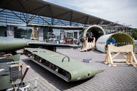 Auseinandergebaute Teile eines ausrangierten Transall C-160 Flugzeuges liegen vor der Jahrhunderthalle in Bochum, Veranstaltungsort der Ruhrtriennale.
