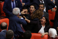 Am Donnerstag kam es im türkischen Parlament in Ankara erneut zu körperlichen Auseinandersetzungen zwischen Abgeordneten der Regierungspartei AKP und der prokurdischen HDP.