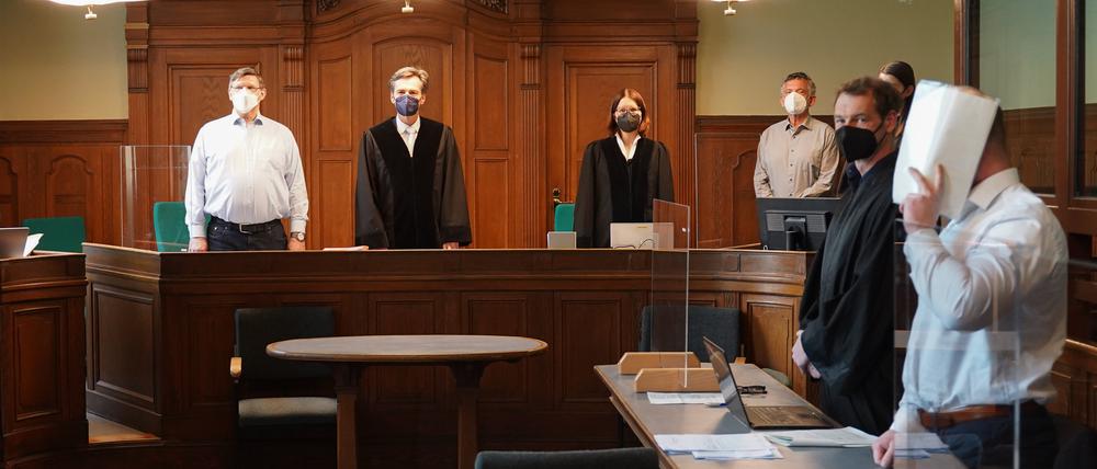 Saal 501 des Kriminalgerichts Moabit: Bei Strafprozessen sitzen neben Berufsrichtern auch immer Schöffen in Zivil auf der Richterbank.  