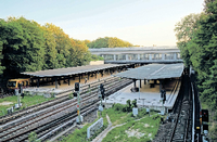 Der S-Bahnhof Westkreuz in Charlottenburg. Das Foto entstand auf einer stillgelegten Eisenbahnbrücke, über die einmal der neue Zugang geführt werden könnte.