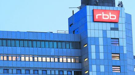 Das beleuchtete Logo des Senders Rundfunk Berlin-Brandenburg (RBB).