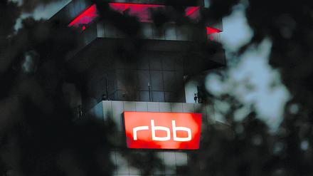 Das beleuchtete Logo des Senders Rundfunk Berlin-Brandenburg (RBB) ist an der Fassade am Sitz des Senders zu sehen.