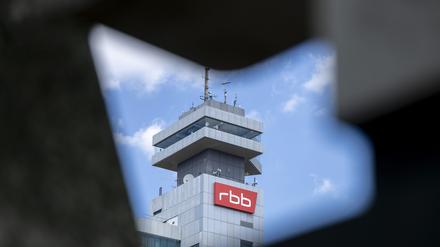 Das Logo des öffentlichen Senders Rundfunk Berlin-Brandenburg (RBB) ist an der Fassade am Sitz des Senders an der Masurenallee angebracht.