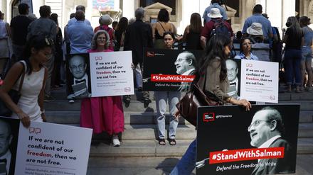 Solidarität für Salman Rushdie vor der Public Library in New York City, eine Woche nach dem Anschlag gegen den Schriftsteller.