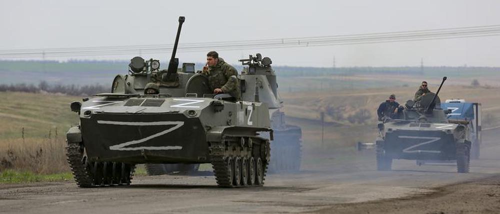 Russische Truppen fahren im April 2022 durch besetztes Gebiet.
