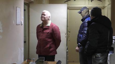 FSB-Mitarbeiter nehmen den Russen Robert Shonov, ehemaligen Mitarbeiter des US-Konsulats in Wladiwostok, am 28. August 2023 fest.