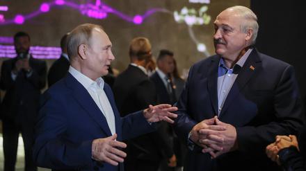 Wladimir Putin (l.) und Alexander Lukaschenko. 