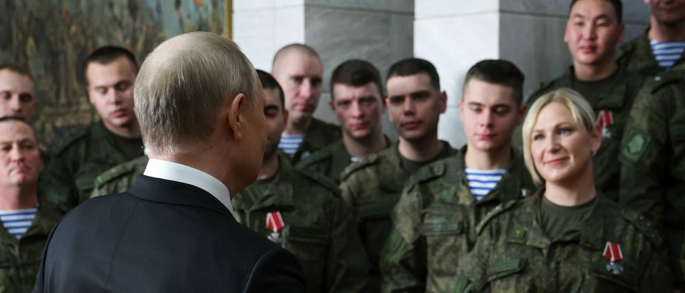 Russlands Präsident Wladimir Putin im Dezember 2022 bei Soldaten im Süden der Ukraine.