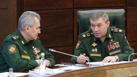 Der russische Verteidigungsminister Sergei Shoigu und der Leiter des russischen Generalstabs, Waleri Gerassimow