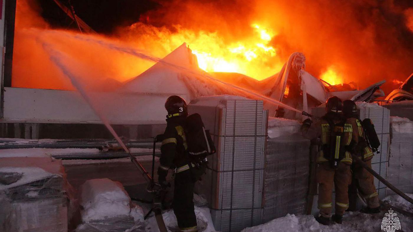 Un magazzino a San Pietroburgo ha preso fuoco