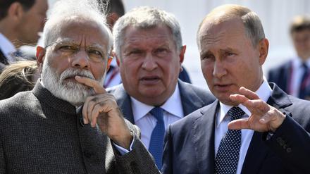 Der russische Präsident Wladimir Putin (rechts) und der indische Premierminister Narendra Modi (links) im Gespräch.