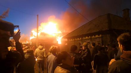  Ein Feuer bricht nach dem Absturz eines Kampfflugzeugs  in der russischen Stadt Irkutsk aus.