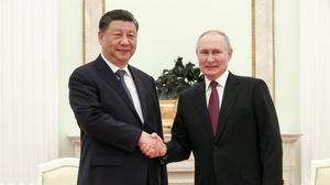 RUSSIA, MOSCOW - MARCH 20, 2023: China s President Xi Jinping L and his Russian counterpart Vladimir Putin shake hands during a meeting at the Moscow Kremlin. The Chinese leader has made his first foreign trip since the recent re-election for a third term. Sergei Karpukhin/TASS PUBLICATIONxINxGERxAUTxONLY 57974028