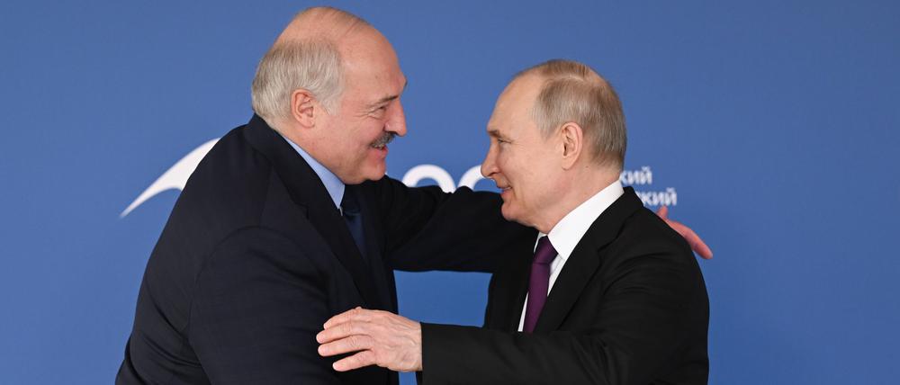 Bruderliebe: Der russische Präsident Wladimir Putin und der belarusische Präsident Alexander Lukaschenko beim Treffen der Eurasischen Wirtschaftsunion am 24. Mai in Moskau.