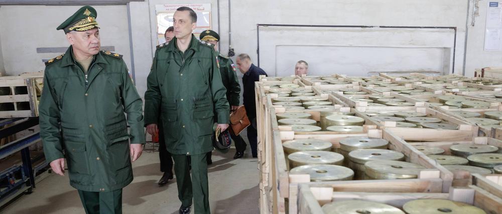 Der russische Verteidigungsminister Sergej Schoigu kontrolliert in der Region Nischni Novogorod regionale Unternehmen, um die Erfüllung des staatlichen Verteidigungsauftrags sicherzustellen.