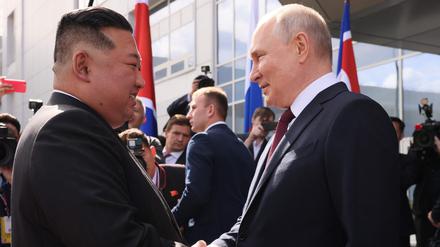 Russlands Präsident Putin begrüßt den Führer Nord-Koreas, Kim Jong Un.