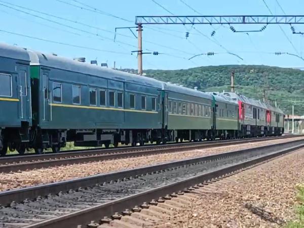 Der Zug des nordkoreanischen Führers Kim Jong Un ist auf den Bahngleisen in der Region Primorski Krai, Russland zu sehen.