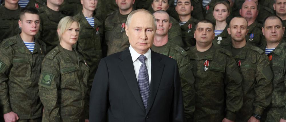 Russlands Präsident Wladimir Putin posiert mit seinem Militär.