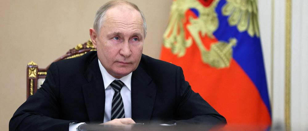 Wie die Nachrichtenagentur Ria Nowosti formulierte, ließ sich Präsident Wladimir Putin von Verteidigungsminister Sergej Schoigu und Generalstabschef Waleri Gerassimow berichten.