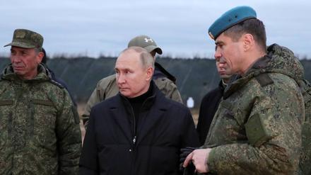 Der russische Präsident Wladimir Putin besucht ein militärisches Ausbildungszentrum des westlichen Militärbezirks für mobilisierte Reservisten in der Region Rjasan, Russland. (Archiv)