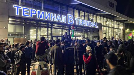 Einheimische sind während einer pro-palästinensischen Kundgebung auf dem Flughafen von Machatschkala.