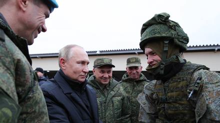 Wladimir Putin mit einem russischen Soldaten.