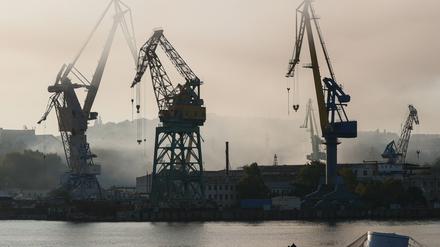 Rauch liegt über dem Hafen von Sewastopol.