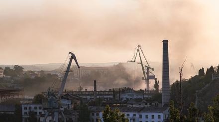 Rauchschwaden dringen aus dem vom Feuer betroffenen südlichen Teil der Sewastopoler Werft. Gouverneur Mikhail Razvozhayev berichtet von einem ukrainischen Raketenangriff auf die Stadt und von Opfern.