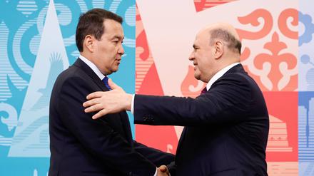 Kasachstans Premierminister Alikhan Smailov (L) und der russische Premierminister Mikhail Mishustin.