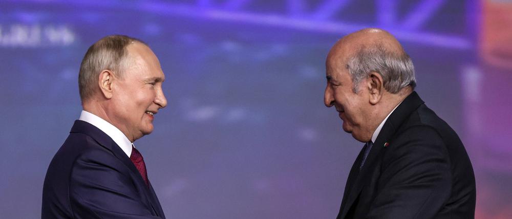 Russlands Präsident Vladimir Putin und Algeriens Präsident Abdelmadjid Tebboune beim Wirtschaftsforum in St. Petersburg 2023.